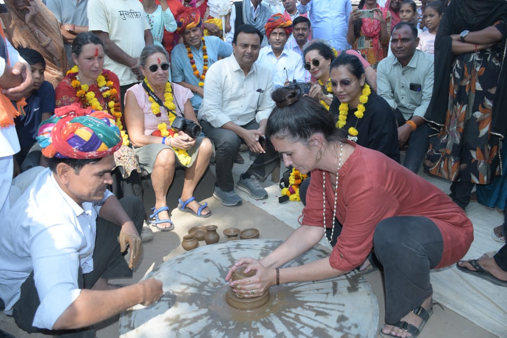 बूंदी महोत्सव 2024, विलेज सफारी का हुआ आयोजन ग्रामीण रहन-सहन, वेशभूषा व संस्कृति से रूबरू हुए विदेशी पर्यटक